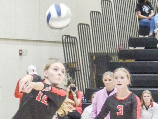 EMF hands SC volleyball 3-set loss