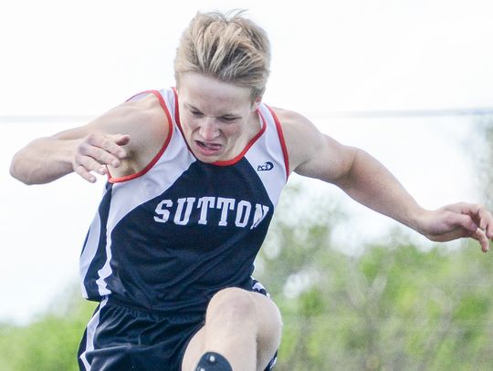 Hinrichs, Huxoll advance to state track out of C-7 Districts