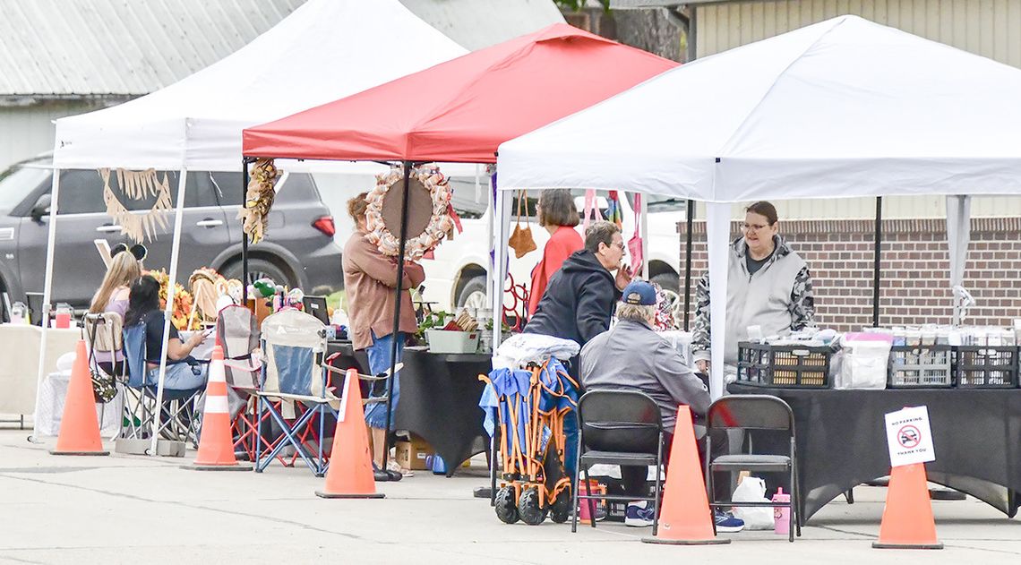 Fall craft show covers parts of Saunders Avenue in Sutton Fall craft show covers parts of Saunders Avenue in Sutton