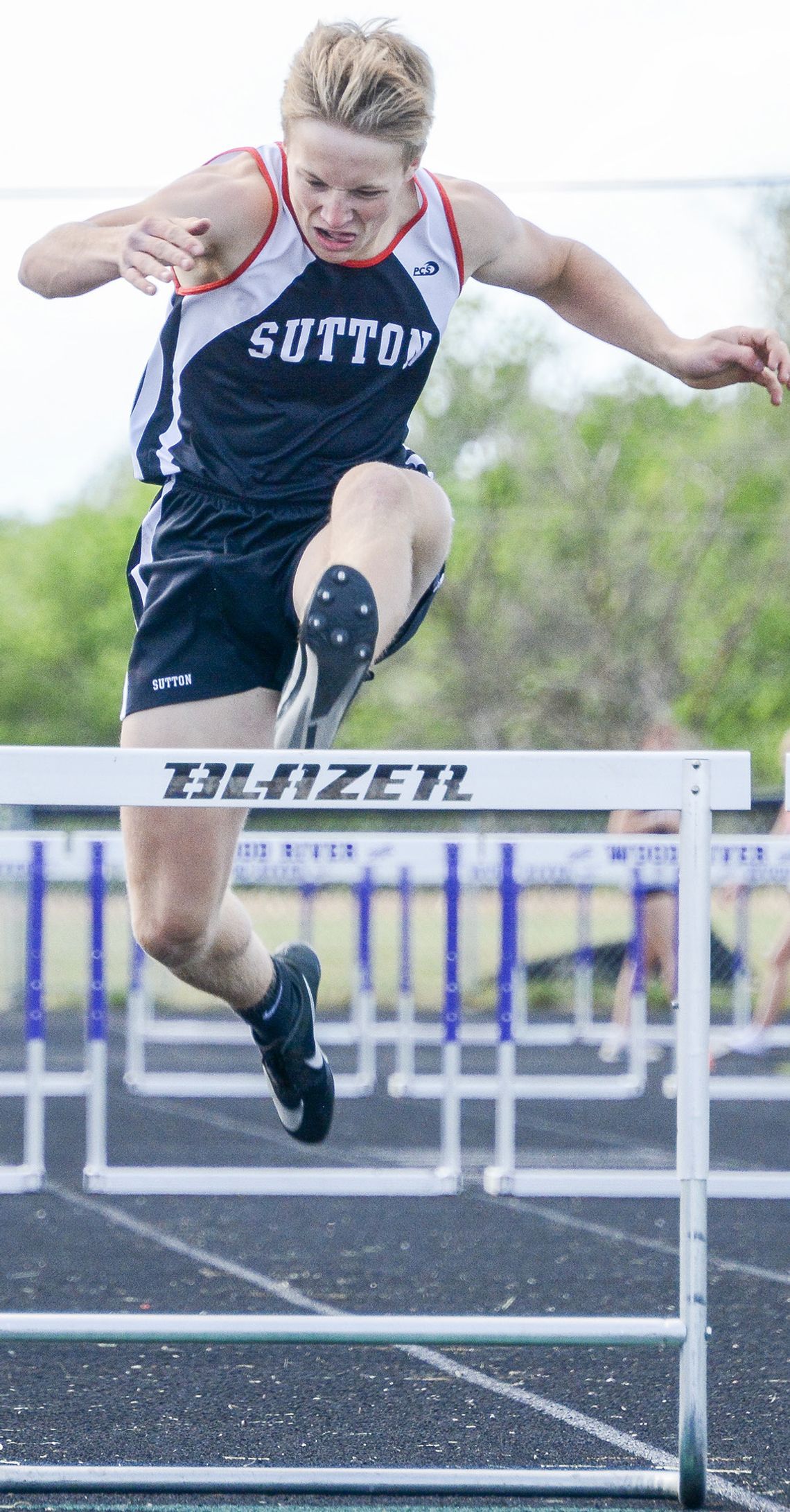 Hinrichs, Huxoll advance to state track out of C-7 Districts